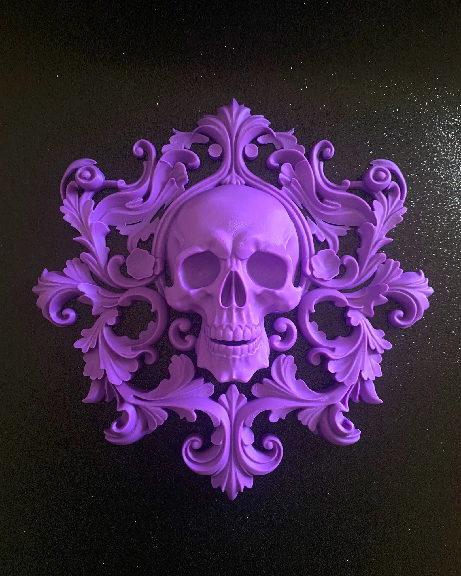 Décoration Murale Tête de Mort Baroque Violette 25cm
